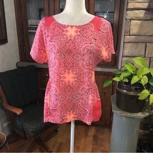 ANA SIZE MEDIUM MULTICOLORED SHORT SLEEVE TOP. PLEATED ON SIDE.